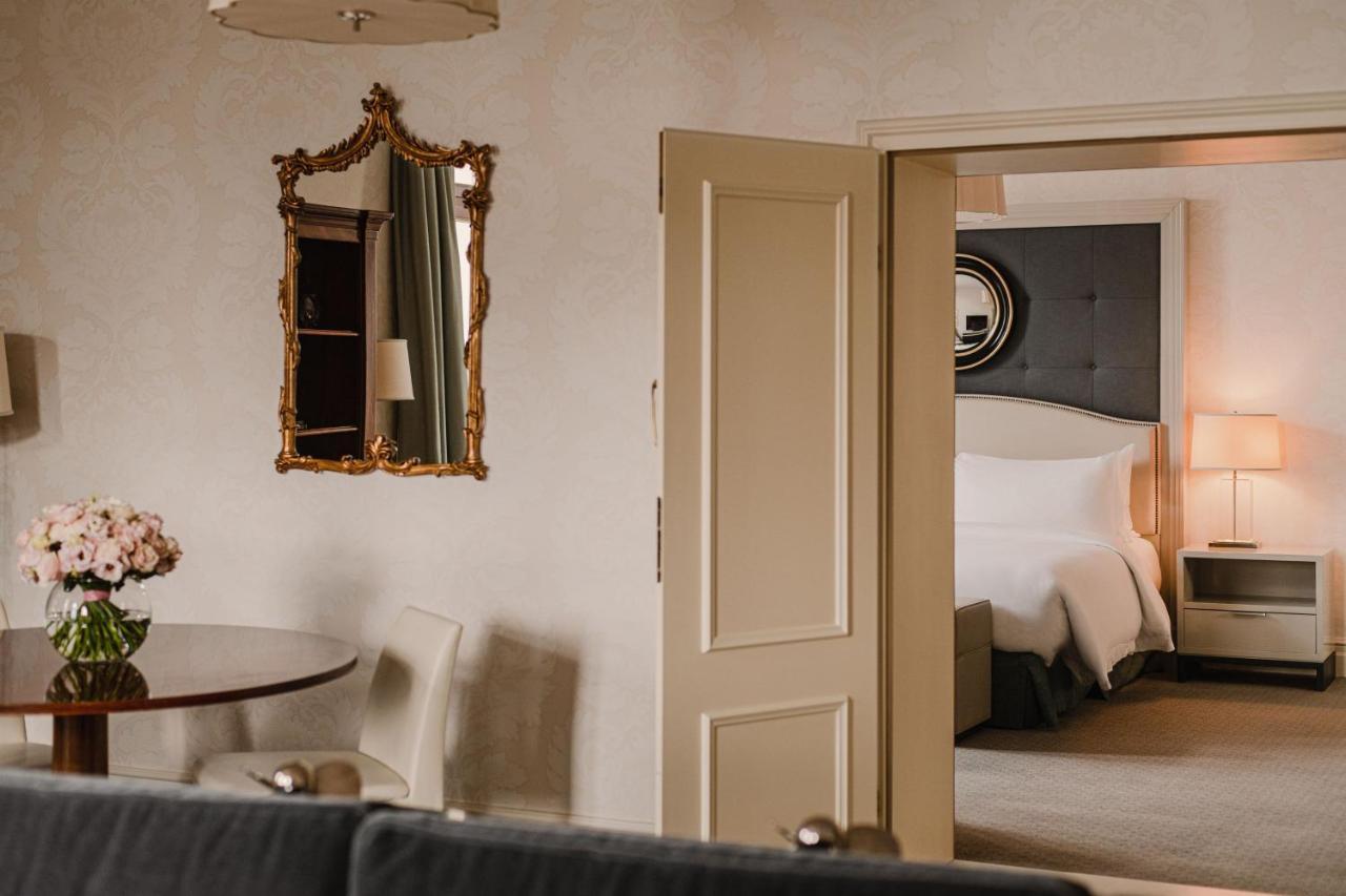 Apartament typu Glorietta Suite z 2 sypialniami, łóżkiem typu king-size i widokiem na główną ulicę
